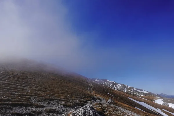 Wandelpad Met Wandelaar Een Schuine Berg Met Halve Mist Blauwe — Stockfoto