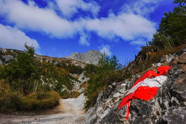 Oostenrijks Wandelmerk Rotsen Bij Een Zandpad Bergen — Stockfoto