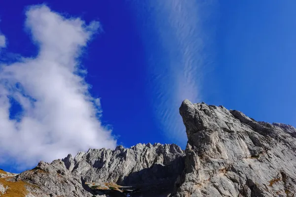 Pasmo Górskie Wspaniałymi Szczytami Prądem Błękitnym Niebie Styrii Austria — Zdjęcie stockowe