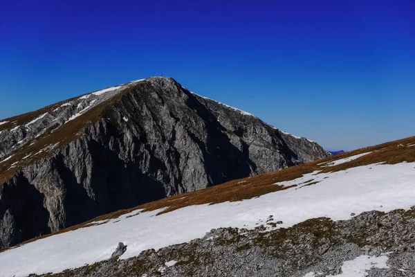 Alta Montaña Con Una Cruz Cumbre Mientras Camina Con Cielo — Foto de Stock