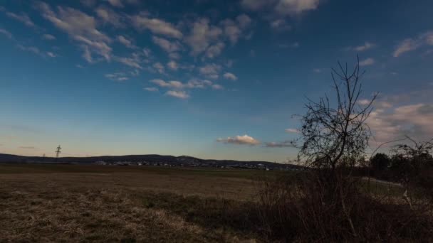Campos Timelapse Com Arbusto Montanha Com Belas Nuvens Céu Azul — Vídeo de Stock