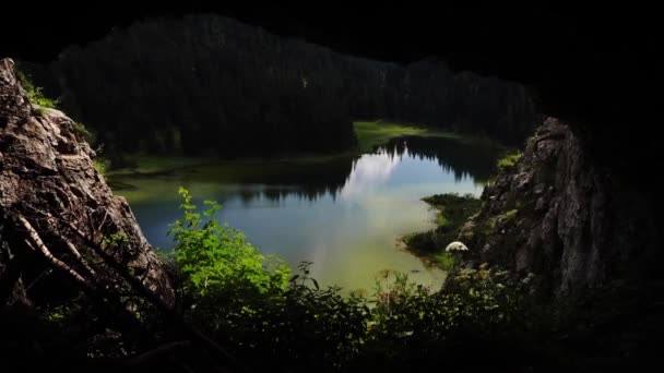 Blick Von Einer Höhle Auf Einen Unglaublich Schönen Bergsee Österreich — Stockvideo