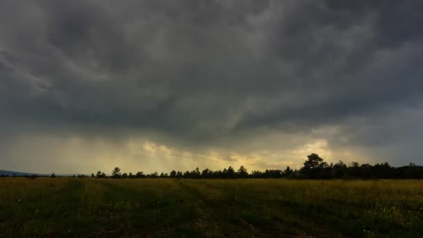 Zaman Dilimi Düz Arazi Yazın Gökyüzünde Çok Koyu Yağmur Bulutları Stok Video