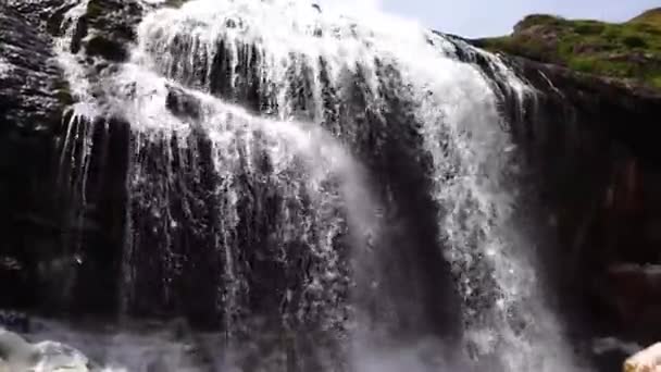 Tatilde Avusturya Dağlarında Muhteşem Bir Şelale — Stok video