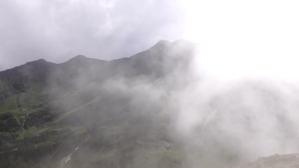 Gran Niebla Densa Sobre Una Alta Cordillera Mientras Que Senderismo — Vídeos de Stock