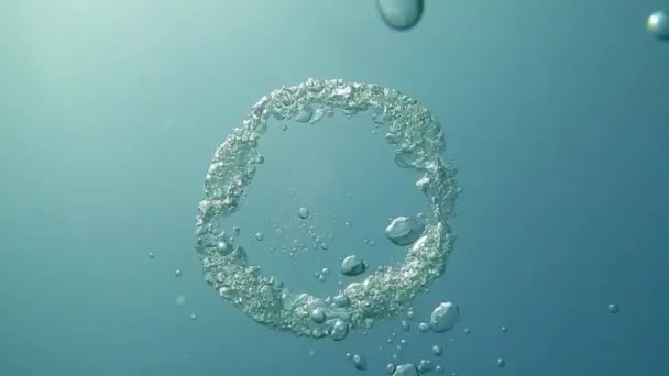 Hd_湖でのフリーダイビング中にゆっくりと溶解する気泡の大きなリング — ストック動画