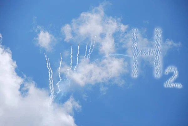 Flygplan Distraktion Blå Himmel Med Moln Och Väte Bokstäver — Stockfoto