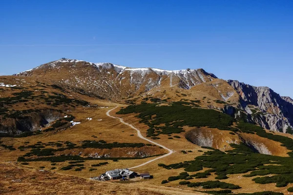 Blick Auf Einen Hohen Berg Mit Almhütte Und Gipfelpfad Österreich — Stockfoto