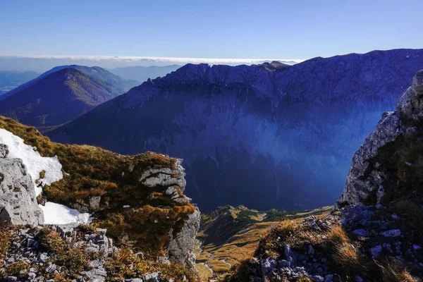 Weiter Blick Auf Die Berge Mit Tiefem Tal Und Nebel — Stockfoto