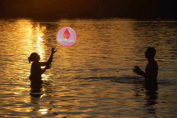 Paar Spielt Ball Mit Einer Äthermünze Wasser Bei Sonnenuntergang — Stockfoto