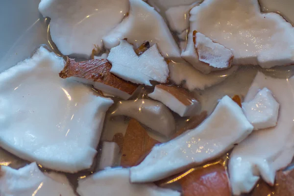 Knuste Stykker Fersk Kokosnøtt Bolle Med Kaldt Vann – stockfoto