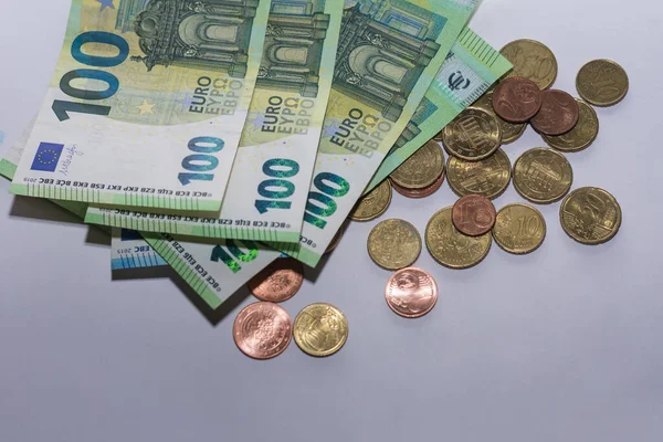 Viele 100 Euro Scheine Und Münzen Auf Grauem Hintergrund — Stockfoto