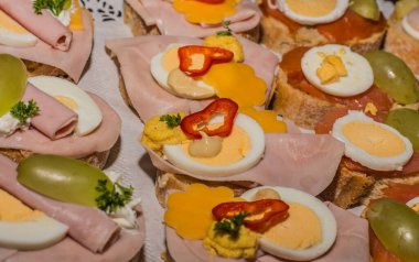 Yeni yıl partisi manzarasında taze lezzetli sandviçler.