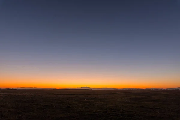 Increíble Puesta Sol Hora Azul Sobre Paisaje Plano Con Montañas —  Fotos de Stock