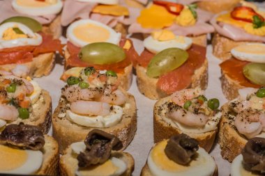 Balık, yumurta ve diğer şeylerin olduğu bir partide taze ve lezzetli sandviçler.