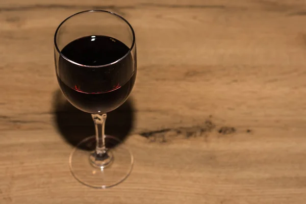 Ahşap Bir Masanın Üzerinde Duran Kırmızı Şarap Bardağı Yakın Görüş — Stok fotoğraf