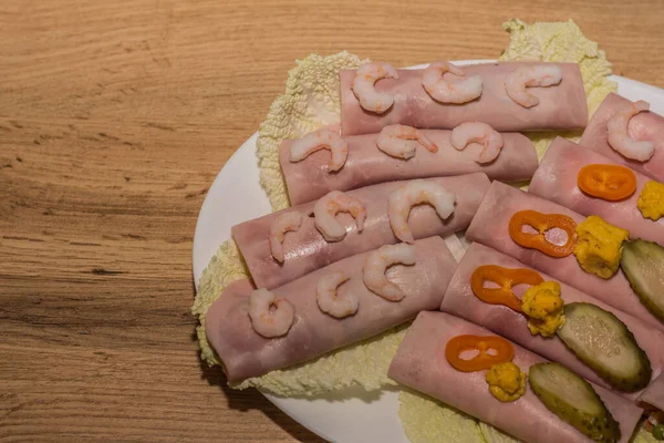 Placa Con Rollos Salchicha Fresca Diferentes Cosas Ella — Foto de Stock