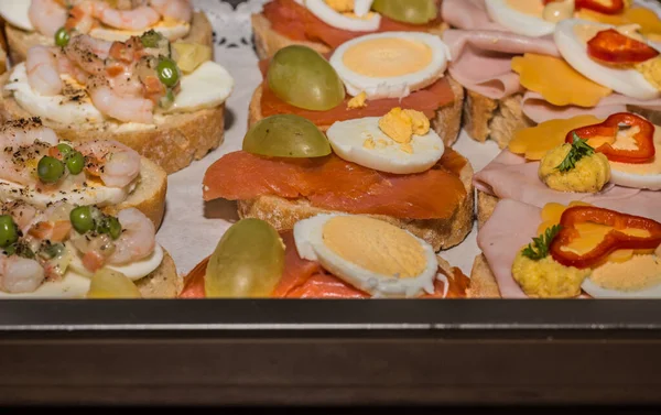 Altında siyah bir masa olan bir partide taze lezzetli sandviçler.