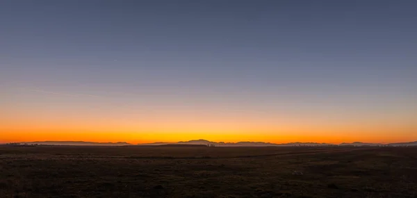 Ongelooflijke Zonsondergang Blauw Uur Een Vlak Landschap Met Bergen Aan — Stockfoto