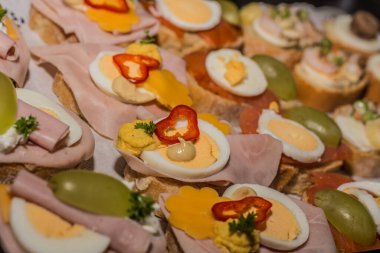 Partide taze lezzetli sandviçler. Yakın plan.