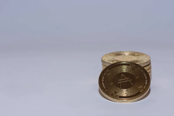 灰色の背景を持つ暗号通貨から黄金の価値のあるAdaコインの山 — ストック写真