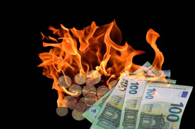 Dünyada enflasyon ve çok sayıda yanan 100 avroluk banknotlar ve siyah arka planlı paralar