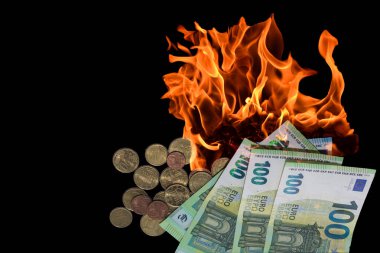 Bir çoğu 100 Euro 'luk banknot ve siyah arkaplan yakıyor.
