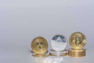 Değerli şifreli paralar Bitcoin eter ve gri arka planlı ada
