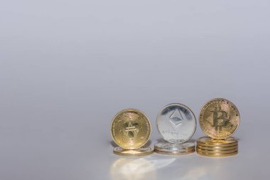 Değerli şifreli paralar bitcoin eter ve gri arka plan görünümlü ada