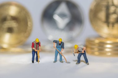 Değerli şifreli paralar Bitcoin eter ve üç işçiyle arka planda gri detay görünümlü ada