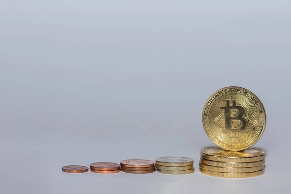 Monety Euro Bitcoiny Kryptowaluty Ułożone Rzędzie Szarym Tłem Zdjęcie Stockowe