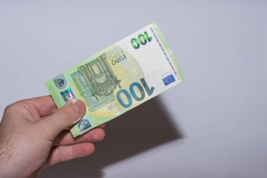 100 Euro 'luk banknot, bir elinde enflasyonla piyasaya sürülüyor.