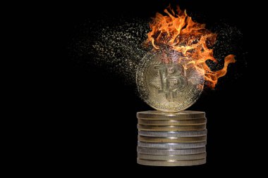 Birçok değerli yakma yığını kara arka planlı bitcoin 'i kripto para biriminden ayrıştırır ve çözer
