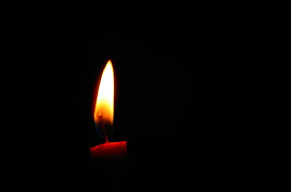 Detailansicht Einer Roten Brennenden Kerze Der Schwarzen Nacht Während Des — Stockfoto
