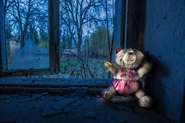 Świecący Pluszowy Miś Stojący Parapecie Opuszczonego Domu — Zdjęcie stockowe