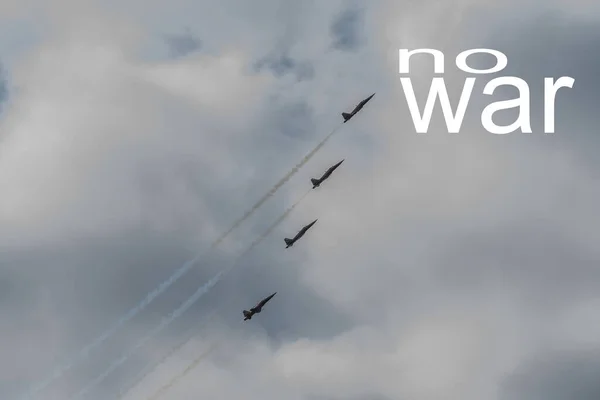Δεν Υπάρχουν Πολεμικά Αεροσκάφη Τέσσερα Πετούν Μέχρι Απόκρημνη Λεπτομέρεια Άποψη — Φωτογραφία Αρχείου