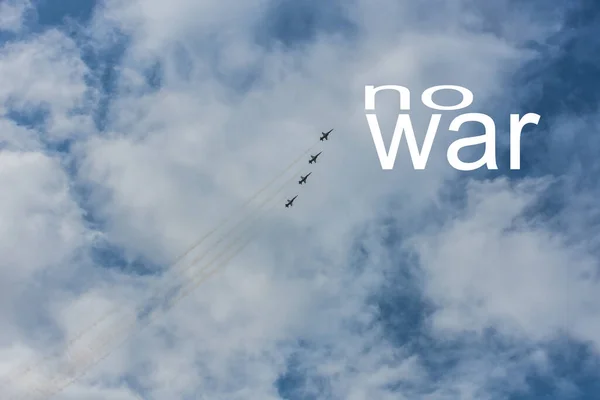 Nenhuma Guerra Quatro Aviões Combate Voam Acima Íngreme Com Céu — Fotografia de Stock