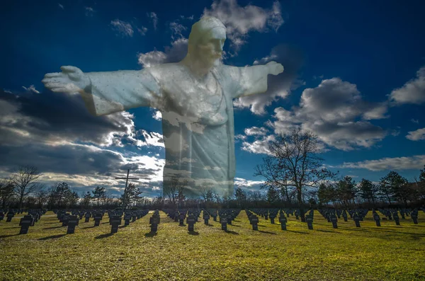 Bidden Jezus Standbeeld Voor Vrijheid Boven Een Militaire Begraafplaats Uit — Stockfoto