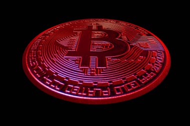 Düşen pazar sırasında kara fon üzerindeki kırmızı tek bitcoin bozuk para görüntüsü şifrelendi