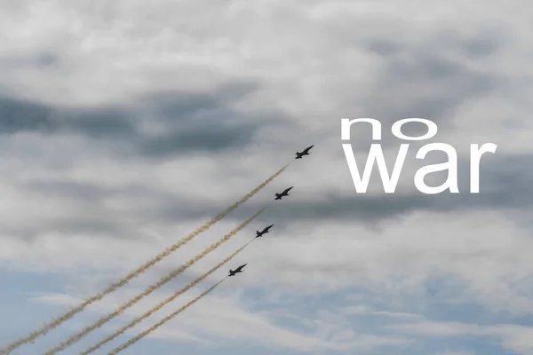 Savaş Yok Dört Savaş Uçağı Çok Hızlı Uçuyor — Stok fotoğraf