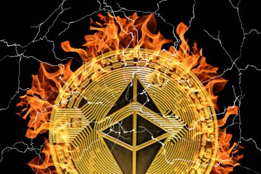 Ethereum şifreleme para biriminden tek bir altın yanan eter. Siyah arka planda birçok ışık ve ateş var.