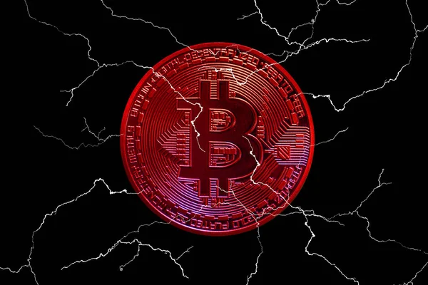 Düşen pazar sırasında kripto para biriminden kırmızı tek bitcoin ve kara fon üzerinde birçok yıldırım