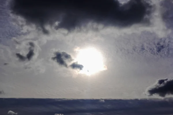 Μαλακά Άσπρα Και Σκούρα Σύννεφα Ήλιο Στον Ουρανό — Φωτογραφία Αρχείου
