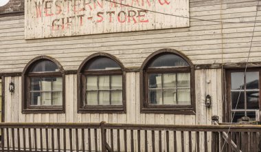 Batı kasabasındaki terk edilmiş bir dükkandan ahşap cephe.