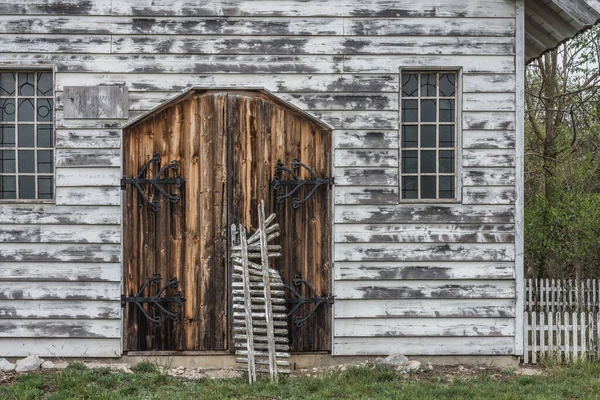 Old Abandoned Wooden Chuch Locked Door Imagem De Stock