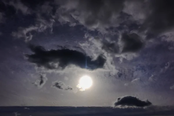 Zachte Witte Donkere Wolken Met Zon Aan Hemel Het Voorjaar — Stockfoto