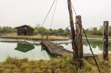 Küçük bir adadaki eve eski ahşap köprü.