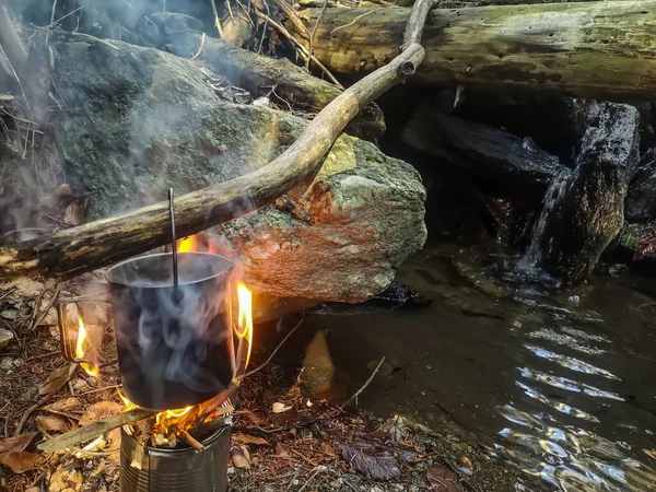 Kokend Water Met Open Vuur Bij Een Beekje Bij Bushcrafting — Stockfoto