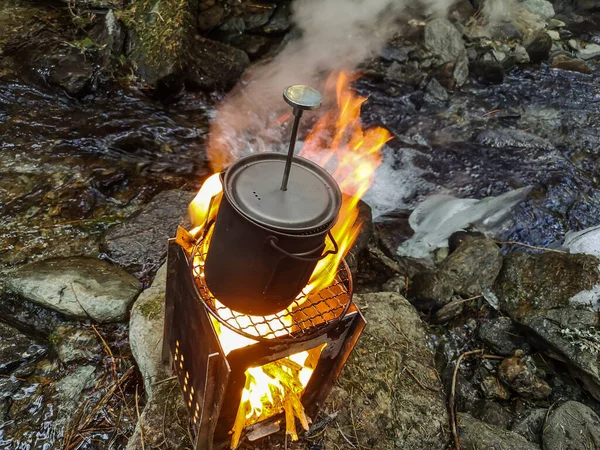 Pot Met Kokend Water Boven Een Open Vuur Een Kachel — Stockfoto