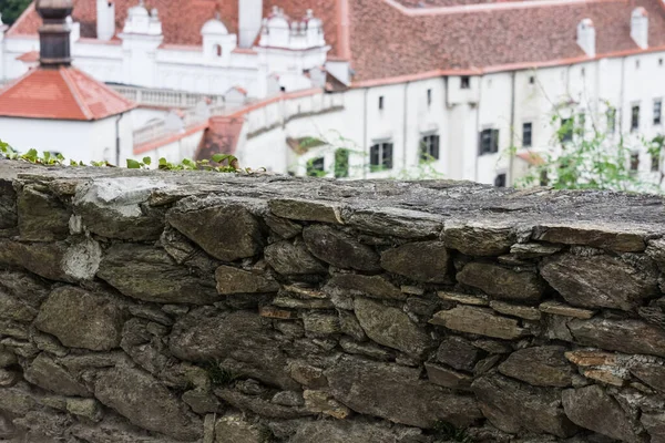 Úžasný Bílý Starý Hrad Starou Zdí Kamene — Stock fotografie